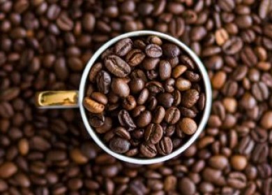 Чем опасен просроченный кофе: можно ли пить его и не отравиться?